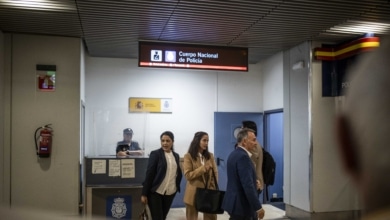 Marlaska impide la visita de dos diputados de Sumar a los activistas saharauis en Barajas en el cuarto día de huelga de hambre