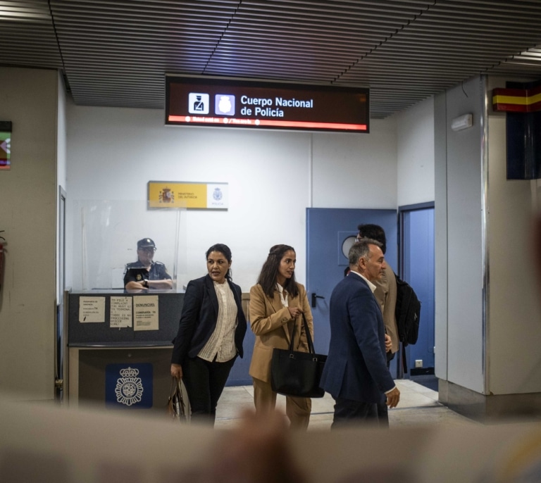 Marlaska impide la visita de dos diputados de Sumar a los activistas saharauis en Barajas en el cuarto día de huelga de hambre