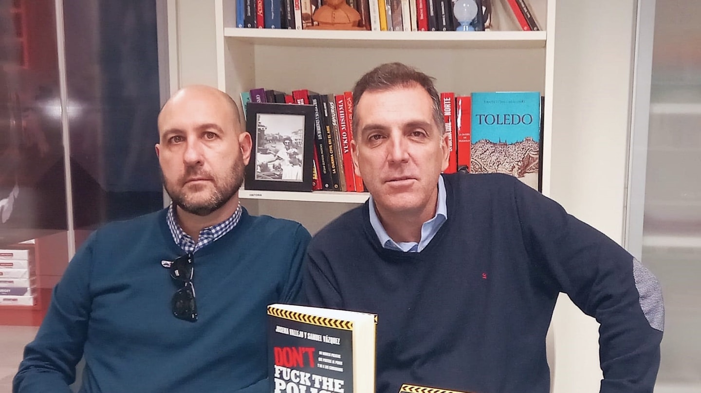 El presidente de Una Policía del Siglo XXI, Samuel Vázquez (d), y su vicepresidente, Josema Vallejo, posan junto a su libro