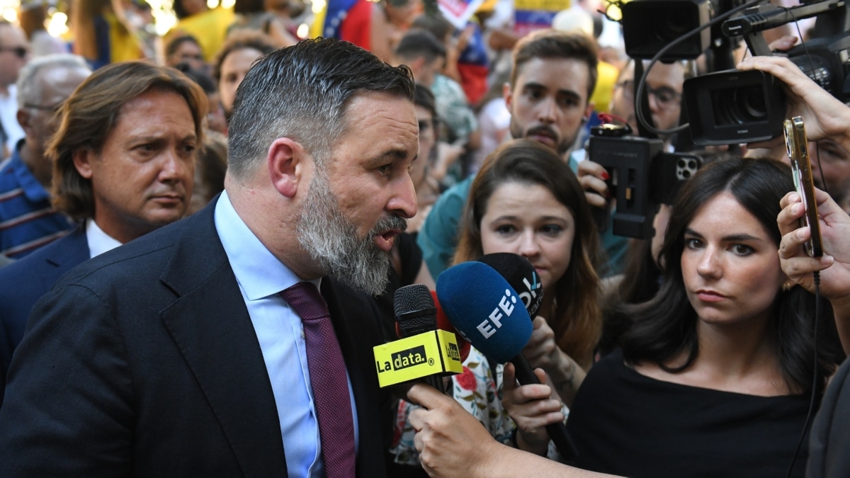 El presidente de Vox, Santiago Abascal, en una protesta de venezolanos exiliados frente al Congreso de los Diputados