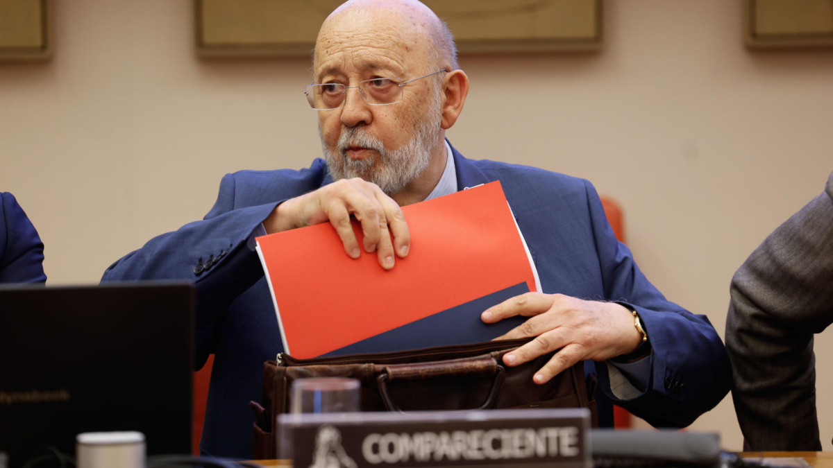 El presidente del CIS, José Félix Tezanos, comparece ante la Comisión Constitucional del Congreso por su gestión en el organismo, este miércoles