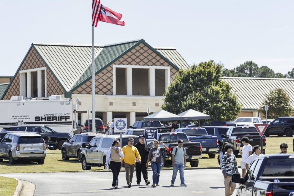 Varias personas salen del colegio de Winder, Georgia, donde ha tenido lugar el tiroteo en el que al menos cuatro personas han muerto.