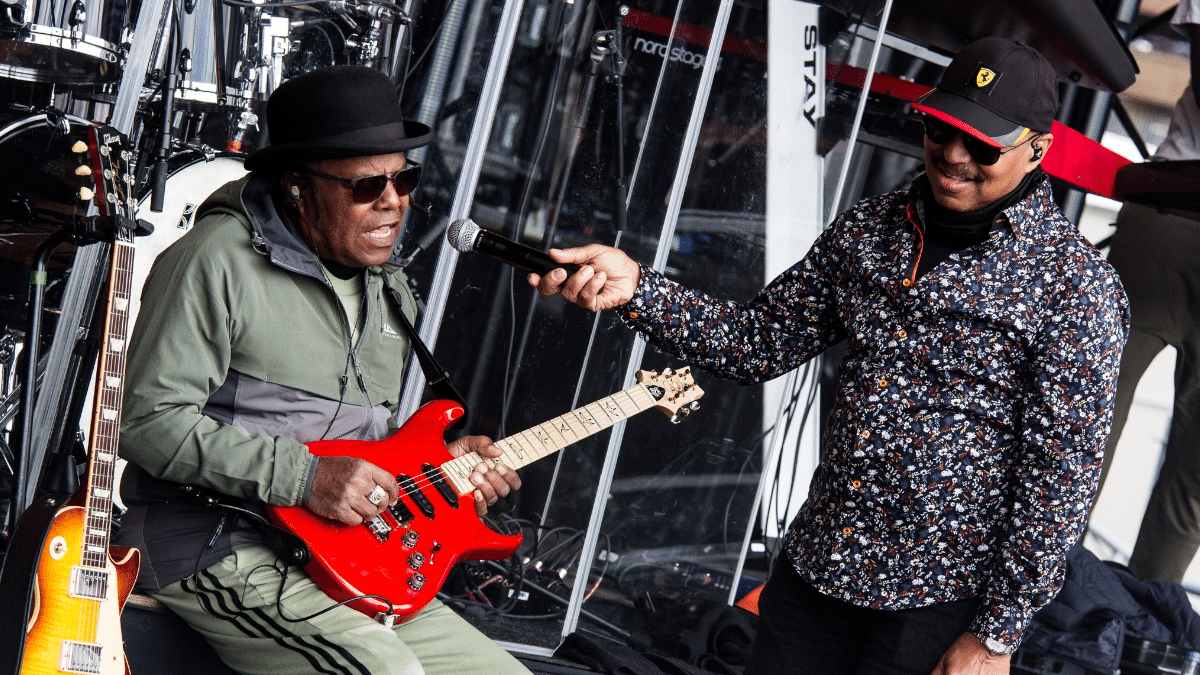 Tito Jackson, a la guitarra, con su hermano Marlon en un ensayo reciente antes de un concierto de The Jacksons.