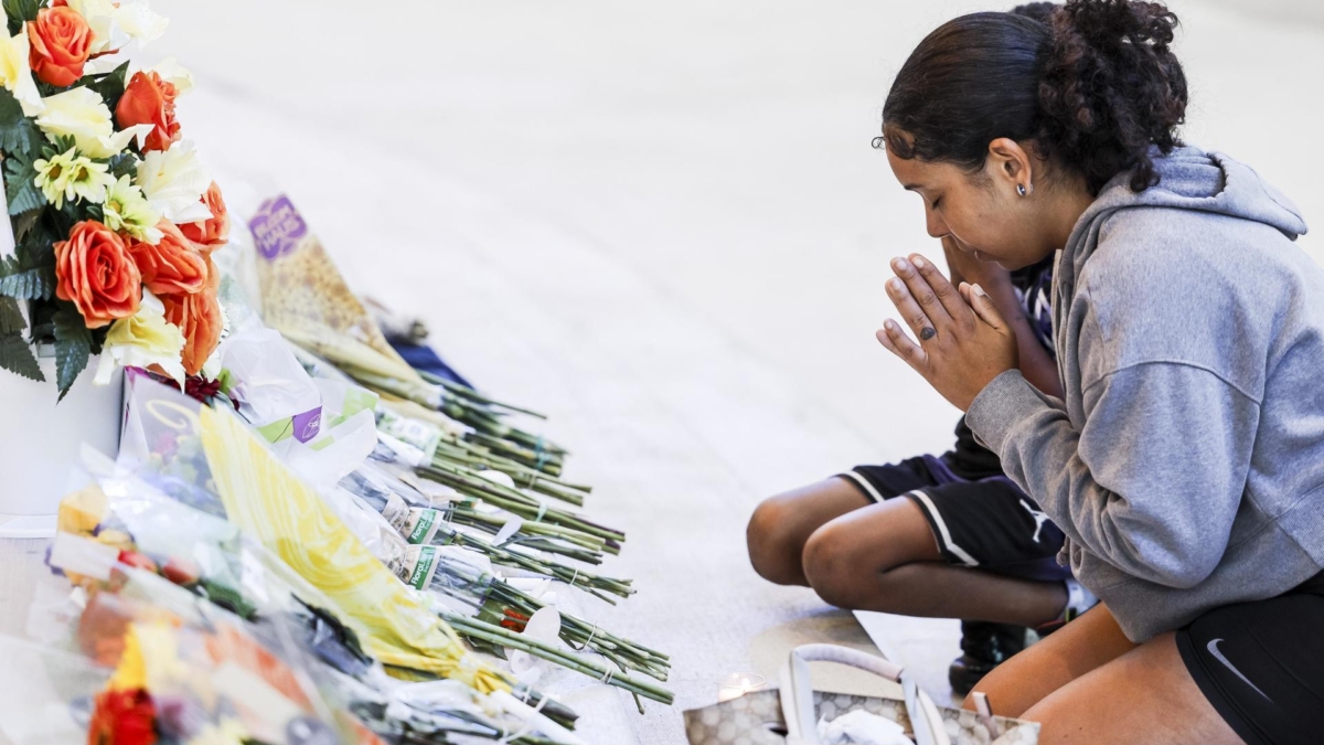 Unos niños rinden tributo a las víctimas del tiroteo que ha tenido lugar este miércoles en un colegio de Winder, Georgia (Estados Unidos).