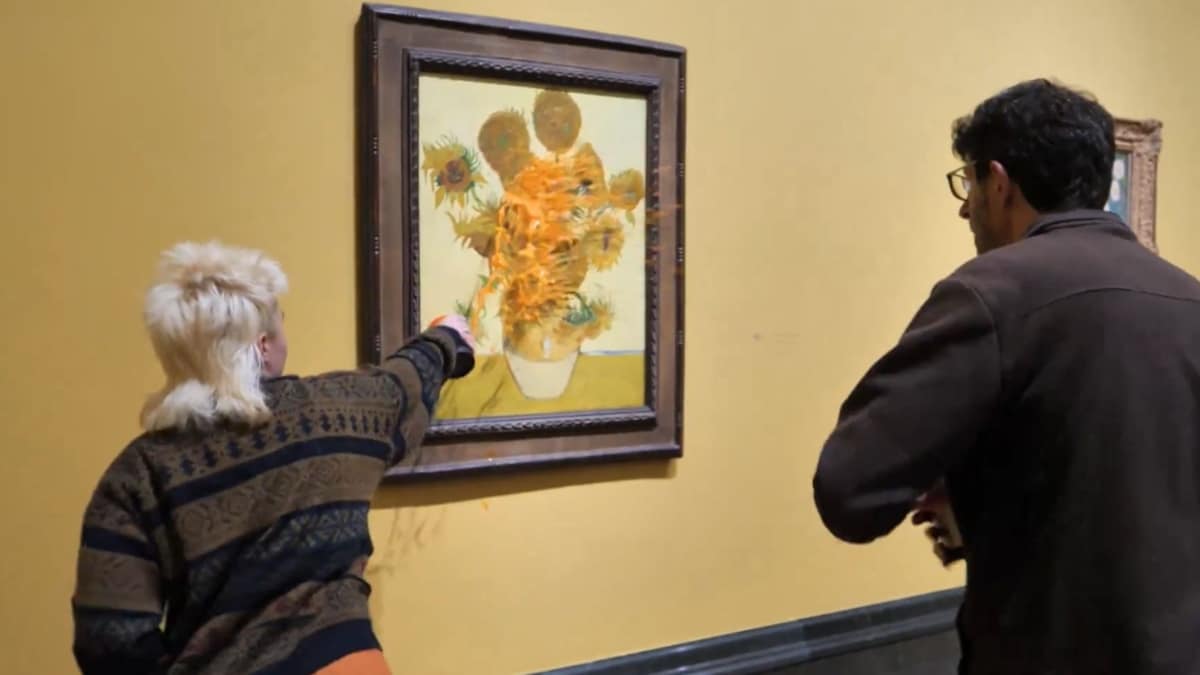 Dos activistas arrojan sopa sobre un Van Gogh en Londres