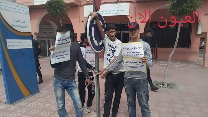 Hammou Ali, activista saharaui, con gorra en una protesta.