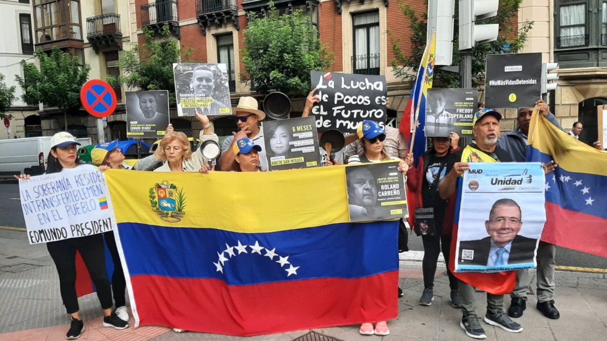 La comunidad venezolana, ante el consulado de Cabello en Bilbao: "Les han secuestrado, son rehenes del régimen"