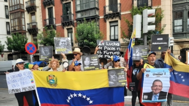 La comunidad venezolana, ante el consulado de Cabello en Bilbao: "Les han secuestrado, son rehenes del régimen"