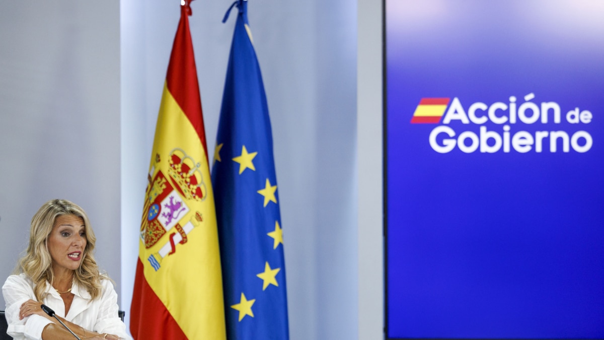 La vicepresidenta segunda y ministra de Trabajo, Yolanda Díaz, a su llegada a la rueda de prensa posterior a la reunión del Consejo de Ministros, este martes, en el complejo del Palacio de la Moncloa.