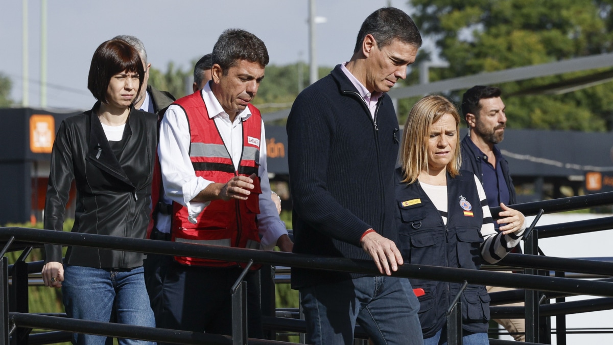 L'ELIANA (VALENCIA), 31/10/2024.- El presidente del Gobierno, Pedro Sánchez (c), acompañado por la ministra de Ciencia, Innovación y Universidades, Diana Morant (i), el president de la Generalitat, Carlos Mazón (2i), y la delegada del Gobierno, Pilar Bernabé (d), visita este jueves el Centro de Coordinación Operativo Integrado (CECOPI) de la Comunitat Valenciana, desde el que se coordinan las labores de emergencia en las zonas afectadas por la dana. EFE/ Kai Försterling