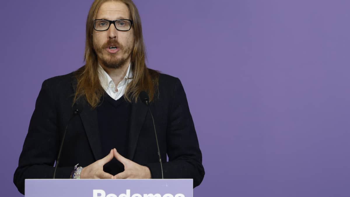 El portavoz y secretario de Organización de Podemos, Pablo Fernández, durante la rueda de prensa celebrada hoy en la sede del partido de Madrid.