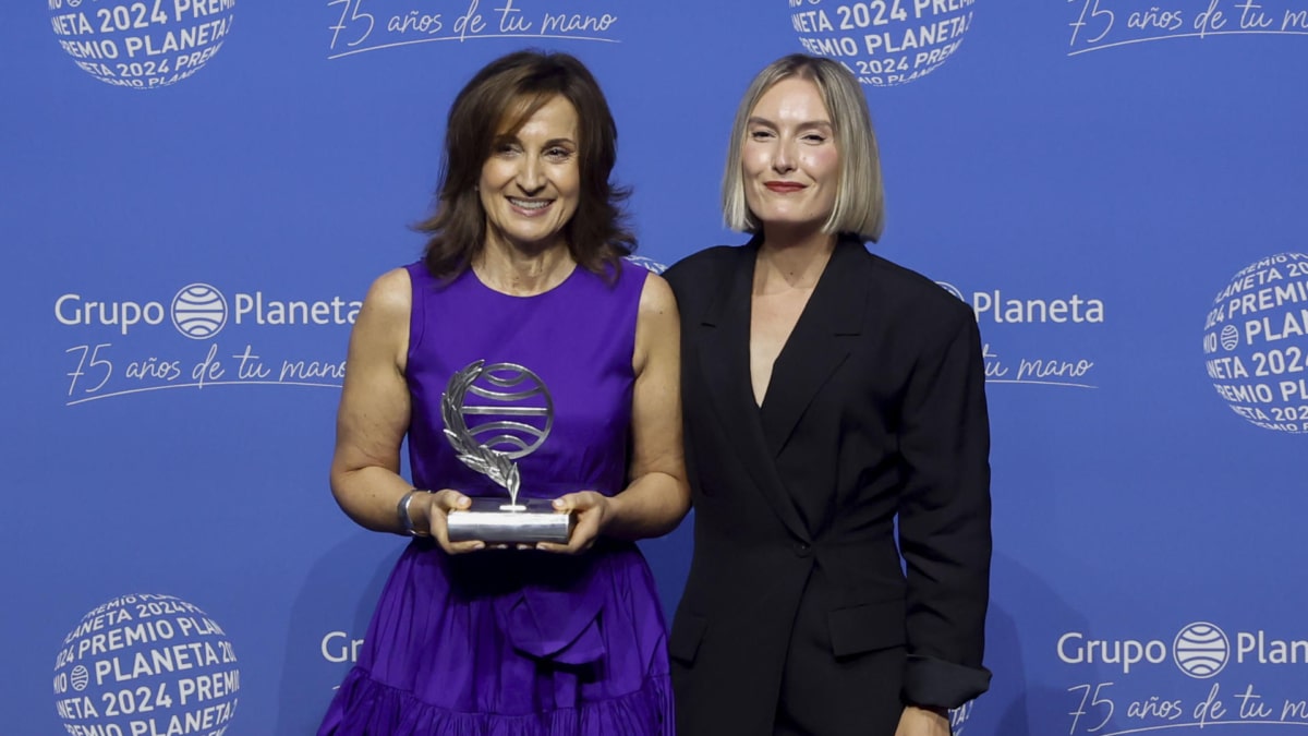 La ganadora del Premio Planeta 2024, Paloma Sánchez-Garnica, junto a la finalista Beatriz Serrano.