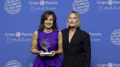 La superventas Paloma Sánchez-Garnica, Premio Planeta 2024 y la 'podcaster' Beatriz Serrano, finalista