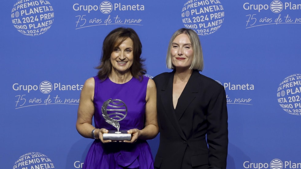 La superventas Paloma Sánchez-Garnica, Premio Planeta 2024 y la podcaster Beatriz Serrano, finalista 