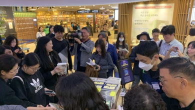 Locura en Corea por el Nobel a Han Kang: librerías arrasadas y subidas del 30% en la Bolsa de Seúl