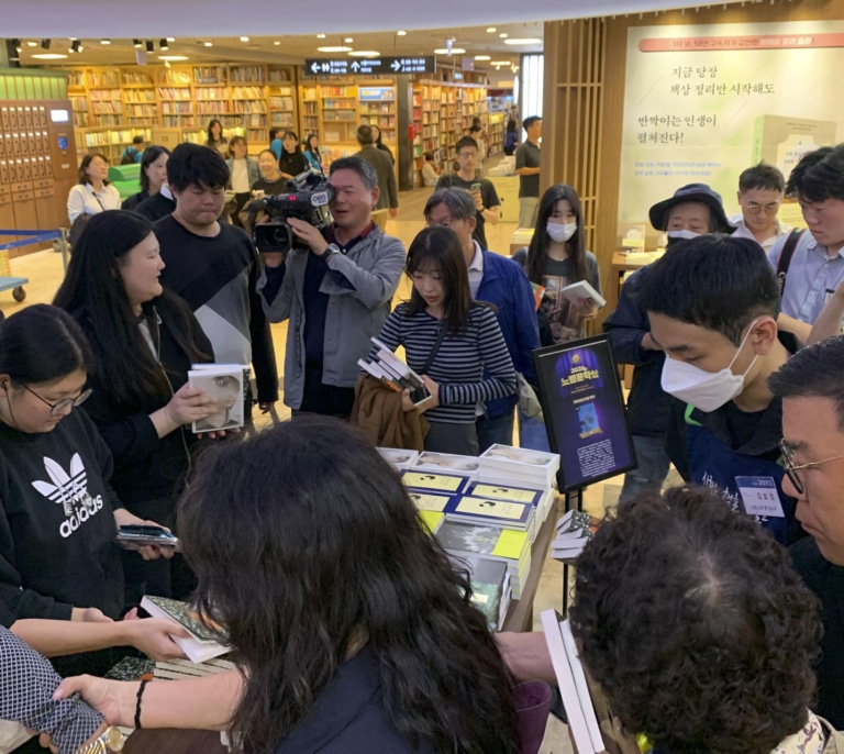 Locura en Corea por el Nobel a Han Kang: librerías arrasadas y subidas del 30% en la Bolsa de Seúl