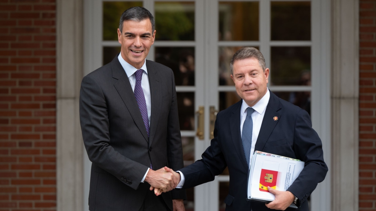 MADRID, 04/10/2024.- El presidente del Gobierno, Pedro Sánchez (i), recibe este viernes en Moncloa al presidente de Castilla-La Mancha, Emiliano García-Page (d), dentro de la ronda de encuentros con presidentes autonómicos que está manteniendo. EFE/ Fernando Villar