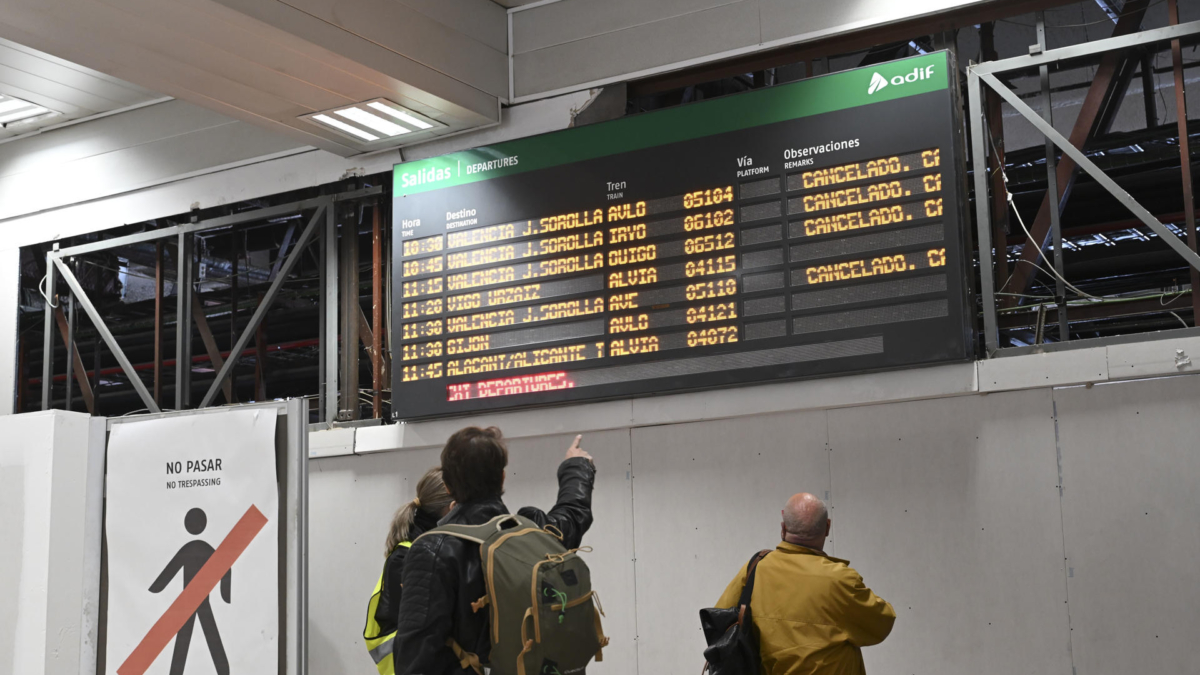 Información con las cancelaciones de trenes a Valencia en la estación de Chamartín (Madrid).