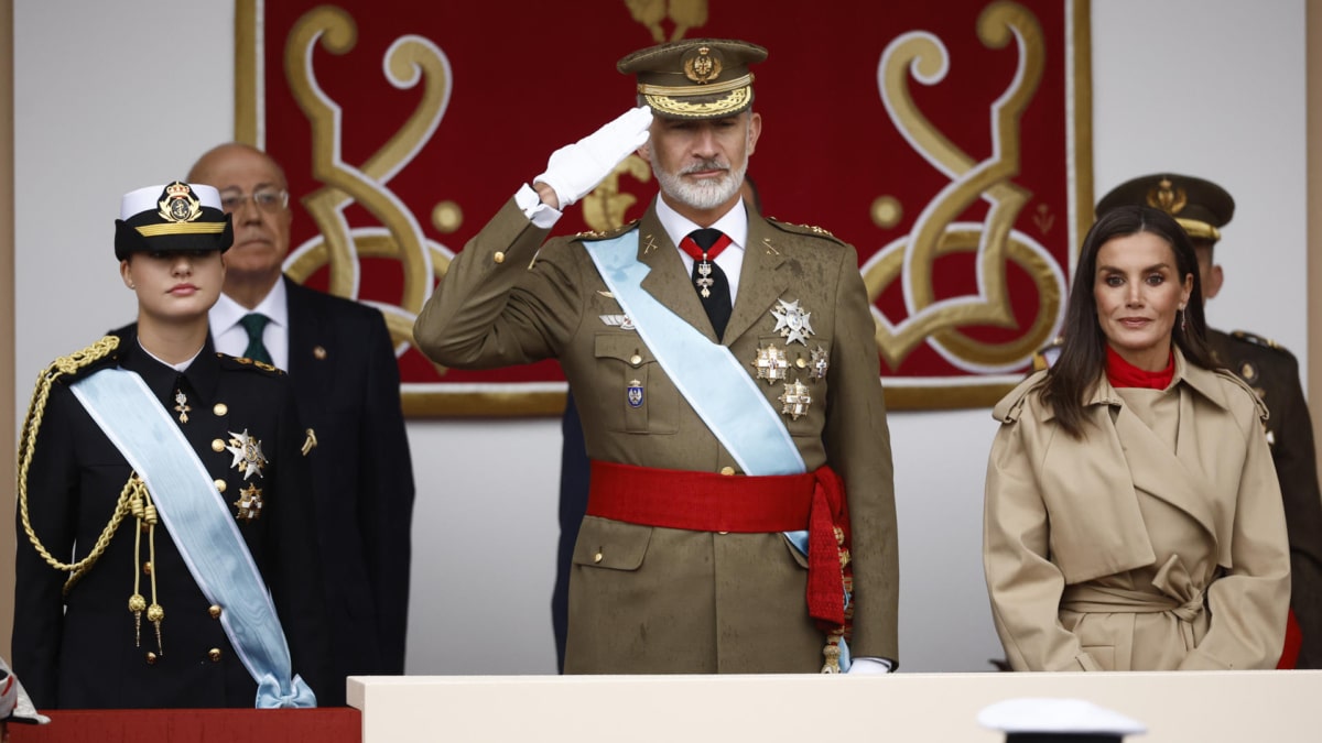 El rey Felipe VI y la reina Letizia, acompañados por la princesa de Asturias, Leonor de Borbón, presiden este sábado el tradicional desfile del Día de la Fiesta Nacional por el Paseo del Prado de Madrid.