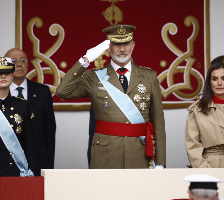 El diluvio afea el Día de la Hispanidad, el primero de Leonor como guardiamarina