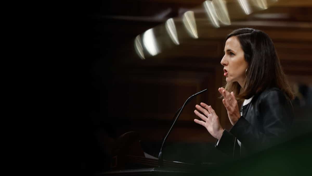 MADRID, 23/10/2024.- La líder de Podemos, Ione Belarra, durante su intervención tras la comparecencia de la ministra de Vivienda, Isabel Rodríguez este miércoles en el Congreso. EFE/ SERGIO PEREZ