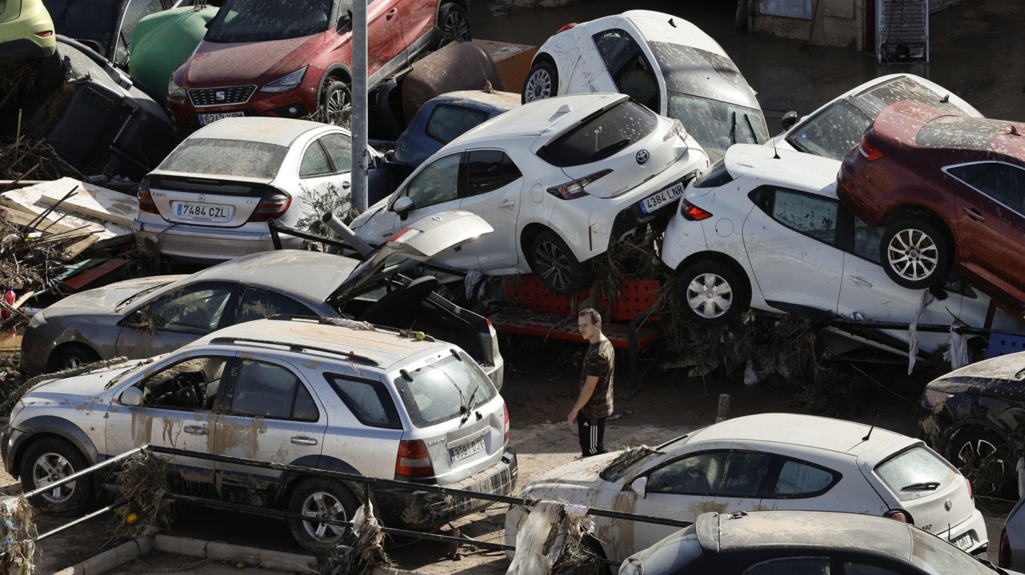 Un hombre camina entre los coches amontonados en una calle en Paiporta, Valencia, este jueves.