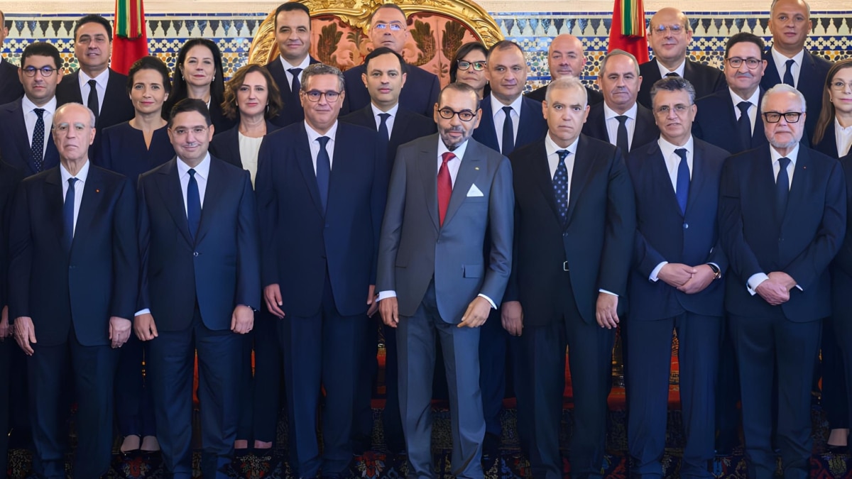 Mohamed VI posa junto al nuevo Gobierno.