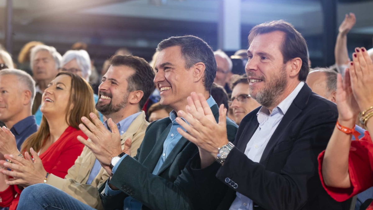 El secretario general del PSOE y presidente del Gobierno, Pedro Sánchez (2d), junto al líder del partido en Castilla y León, Luis Tudanca; el entonces alcalde de Valladolid y hoy ministro Óscar Puente (d), y la vicesecretaria regional del PSOE, Virginia Barcones, el 21 de mayo de 2023 en Valladolid, en un mitin de campaña de las autonómicas y municipales.