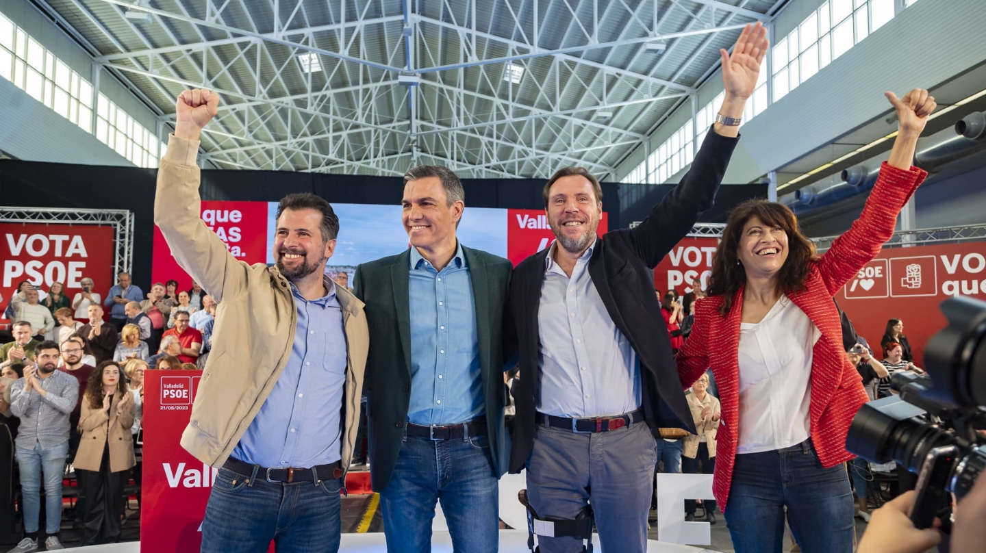 El secretario general del PSOE y presidente del Gobierno, Pedro Sánchez (2i), junto al líder del partido Luis Tudanca (i), y los hoy ministros Óscar Puente (2d) y Ana Redondo, en un mitin de campaña de las últimas elecciones autonómicas y municipales, el 21 de mayo de 2023 en Valladolid.