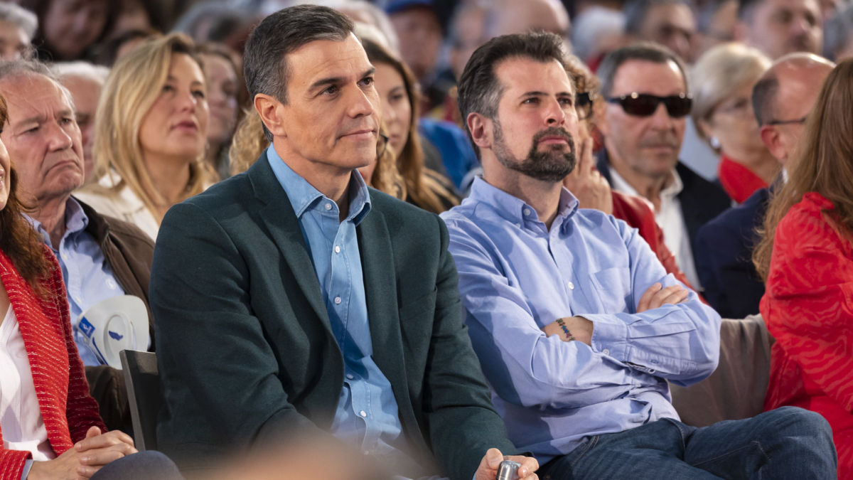 El secretario general del PSOE y presidente del Gobierno, Pedro Sánchez (i), junto al líder del partido en Castilla y León, Luis Tudanca (d), durante la última campaña de las municipales y autonómicas, el 21 de mayo de 2023 en Valladolid.