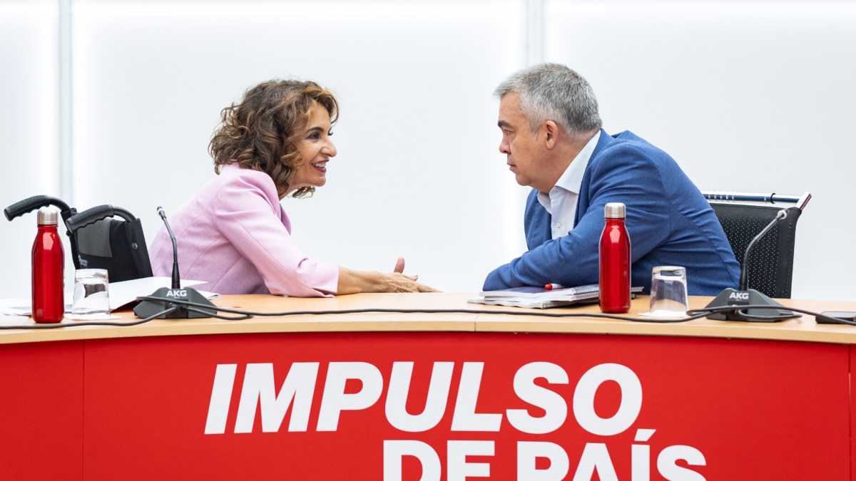 La vicesecretaria general del PSOE y vicepresidenta primera del Gobierno y ministra de Hacienda, María Jesús Montero, charla con el secretario de Organización del partido, Santos Cerdán, durante la reunión del comité organizador del 41º Congreso Federal, el pasado 17 de octubre de 2024 en Ferraz.