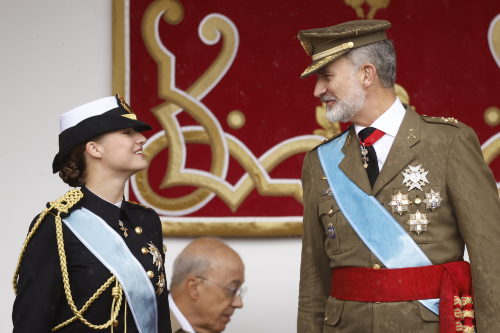 El rey Felipe y la princesa Leonor intercambian un gesto de complicidad durante el desfile del Día de la Hispanidad.