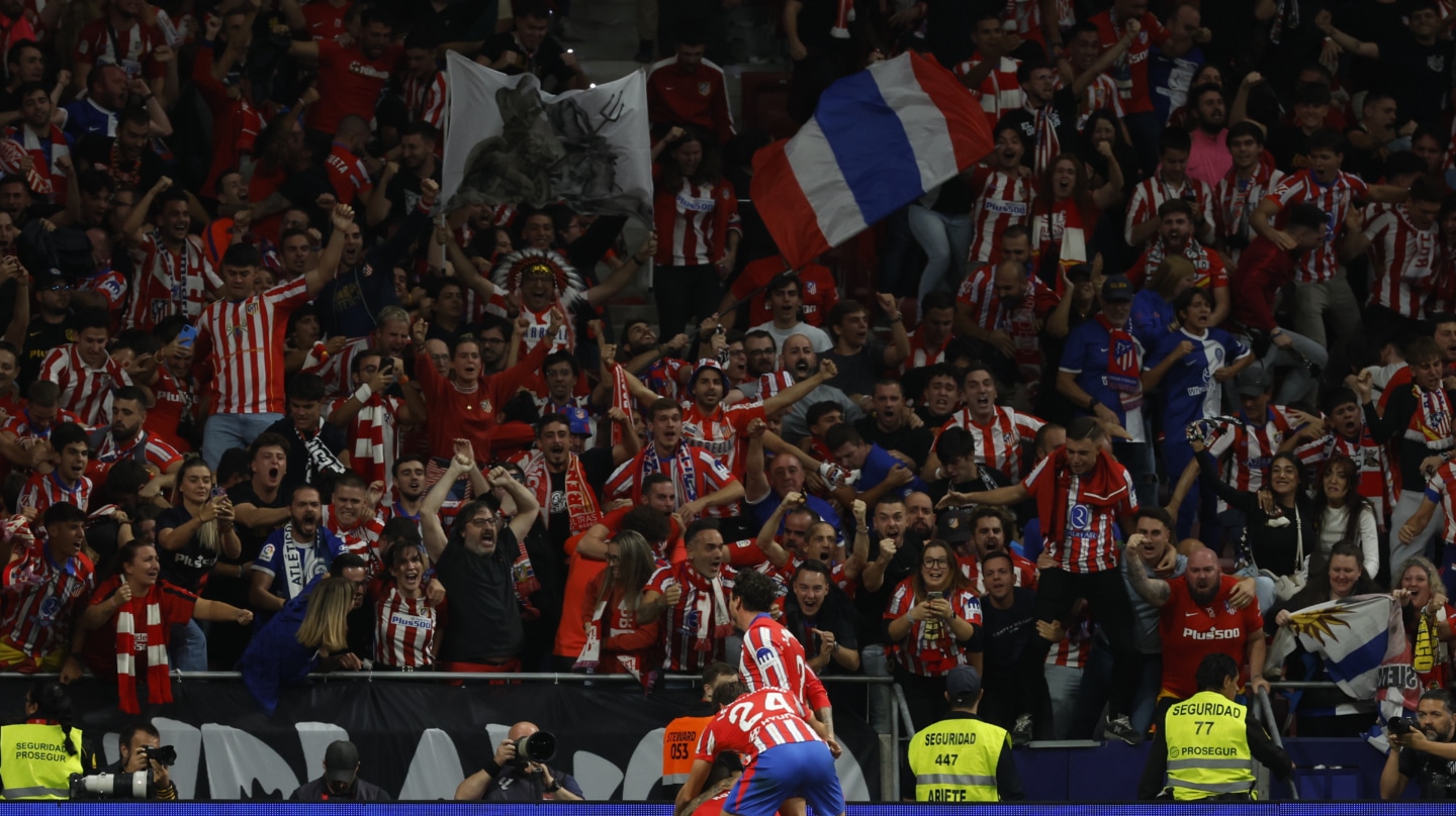 Los jugadores del Atlético celebran tras marcar ante el Real Madrid durante el último derbi.