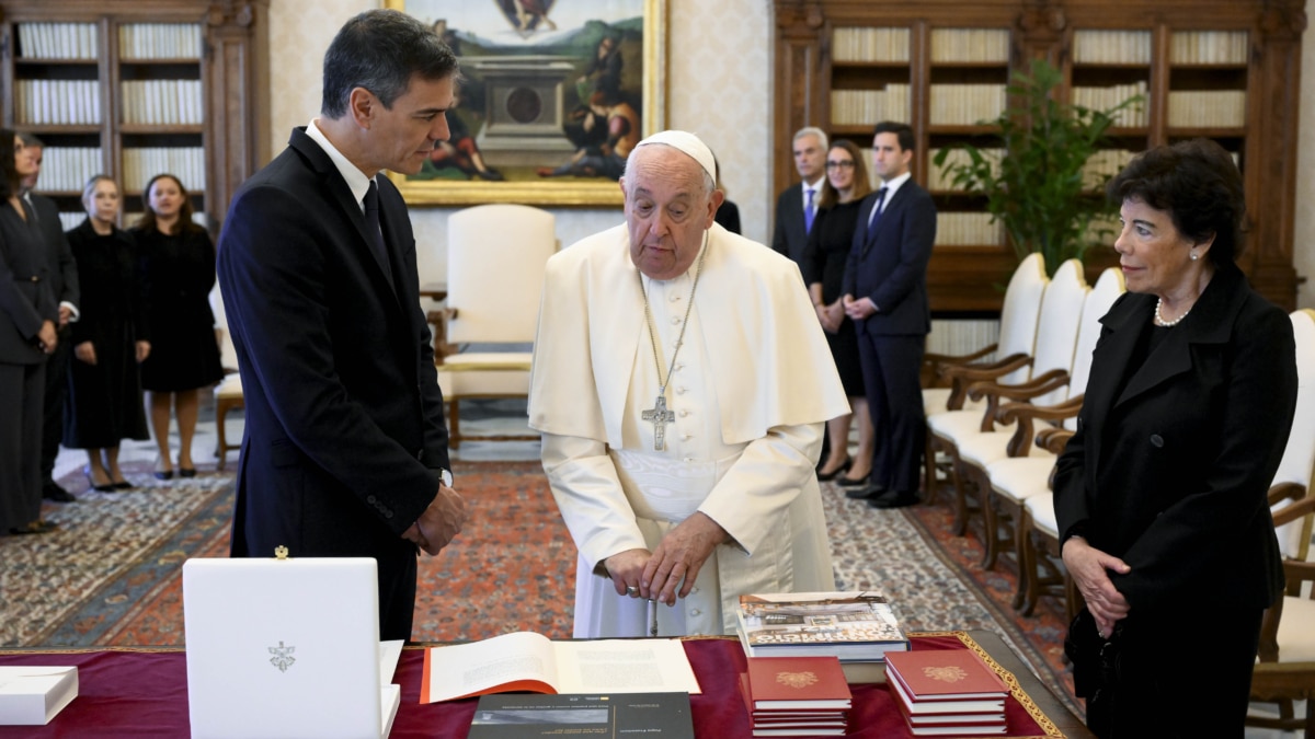 CIUDAD DEL VATICANO (VATICANO), 11/10/2024.- El papa Francisco y el presidente del Gobierno, Pedro Sánchez junto a la embajadora española en el Vaticano, Isabel Celaá (d) durante su encuentro este viernes en el Vaticano para hablar, entre otros asuntos, de la difícil situación en Oriente Medio y de la crisis migratoria en las islas Canarias. EFE/Mario Tomassetti/ Prensa del Vaticano/ POOL / SOLO USO EDITORIAL/SOLO DISPONIBLE PARA ILUSTRAR LA NOTICIA QUE ACOMPAÑA (CRÉDITO OBLIGATORIO)