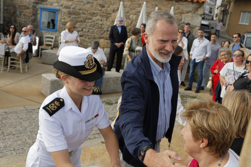 El rey Felipe y su hija, la princesa Leonor, saludan al público en Villagarcía de Arousa (Pontevedra).