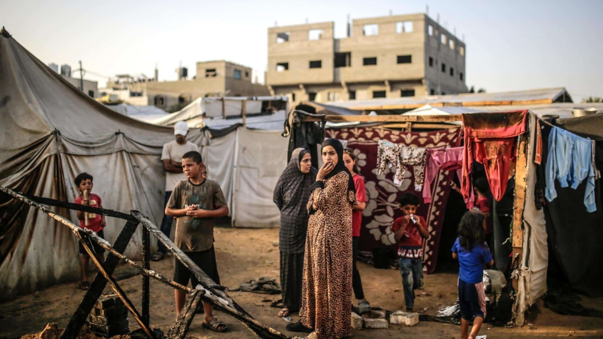 Palestinos en un campo de desplazados cercano al hospital al-Aqsa tras un ataque israelí.