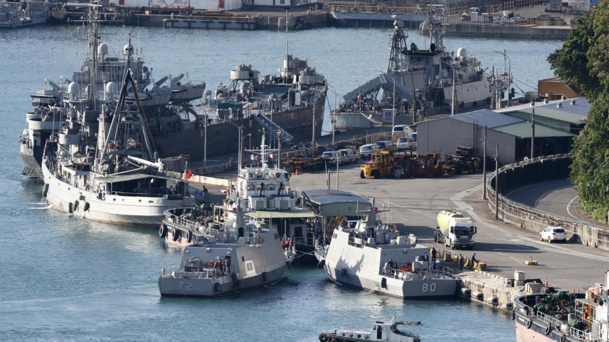 Barcos misileros Kuang Hua clase VI de la Armada de Taiwán maniobran en el puerto militar de Keelung, en la ciudad de Keelung, Taiwán