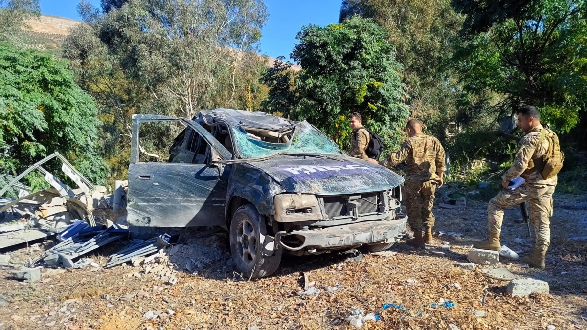 Soldados libaneses inspeccionan un vehículo alcanzado por un ataque aéreo israelí en Hasbaya.