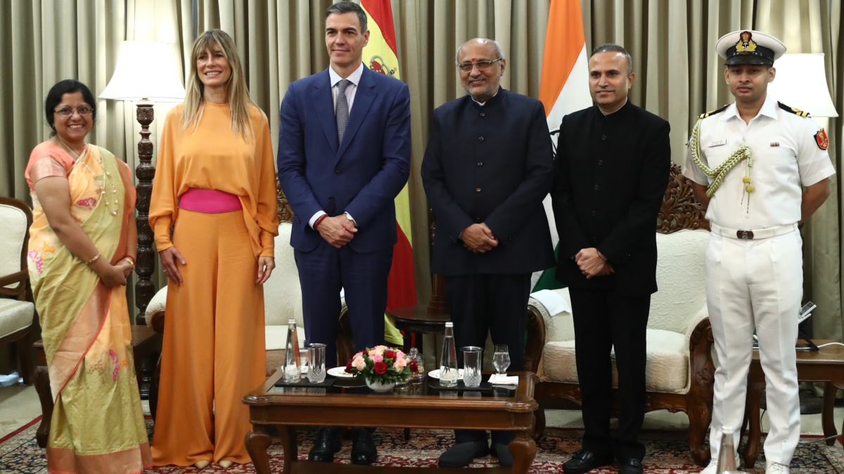 BOMBAY, 29/10/2024.- El presidente del Gobierno, Pedro Sánchez (3i), junto a su esposa Begoña Gómez (2i), durante un encuentro con el gobernador del Estado de Maharashtra, Shri C.P. Radhakrishnan (3i), en la residencia oficial del gobernador, en Bombay este martes. EFE/Moncloa/Fernando Calvo SOLO USO EDITORIAL/SOLO DISPONIBLE PARA ILUSTRAR LA NOTICIA QUE ACOMPAÑA (CRÉDITO OBLIGATORIO)