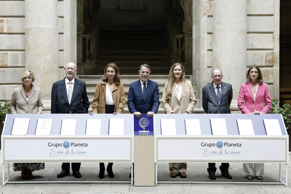 El presidente del Grupo Planeta, José Creuheras, en el centro, junto a los miembros del jurado, durante la presentación del LXXIII Premio Planeta 