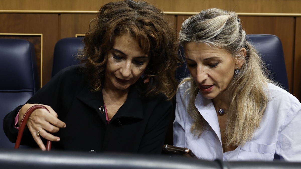 Las vicepresidentas primera, María Jesús Montero y segunda, Yolanda Díaz.