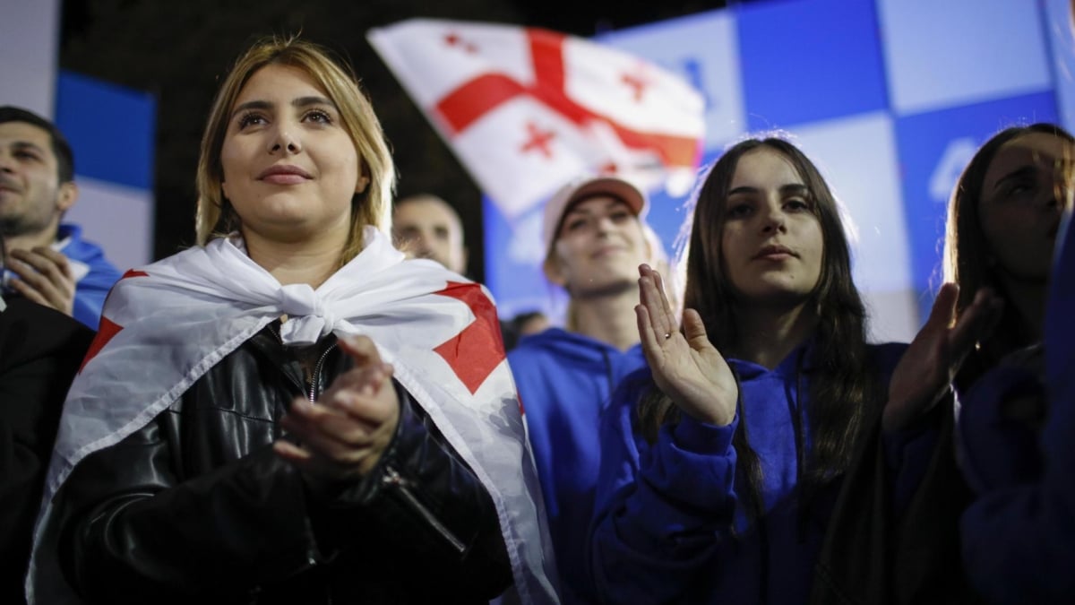 Partidarios de Sueño Georgiano celebran el resultado electoral, ayer, en Tiflis.