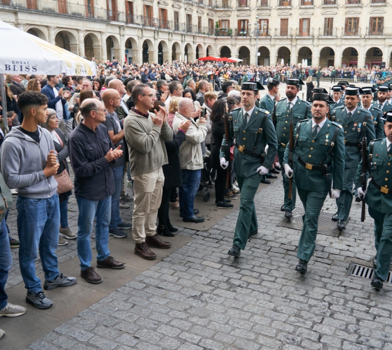 La Guardia Civil celebra el 12-O en el centro de Vitoria: "Esperanzador y emocionante"