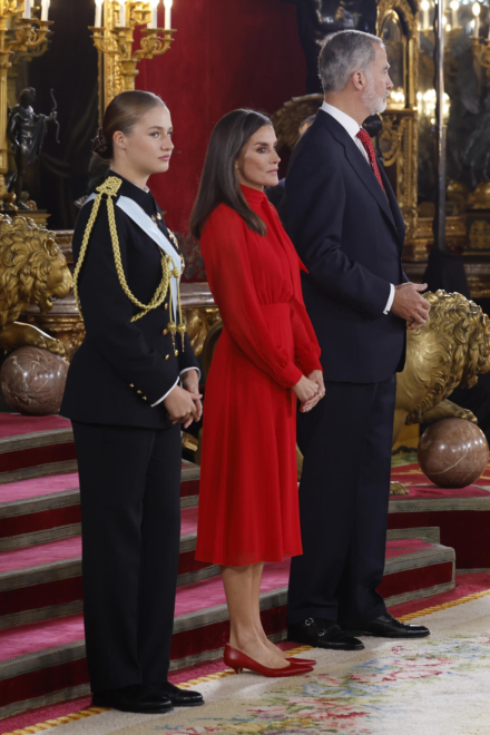 La princesa Leonor ha preferido quedarse con el traje de gala de la Armada en el besamanos del Palacio Real con motivo de la Fiesta Nacional. 