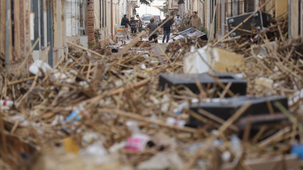 Vista de una calle afectada por la DANA en Paiporta (Valencia)