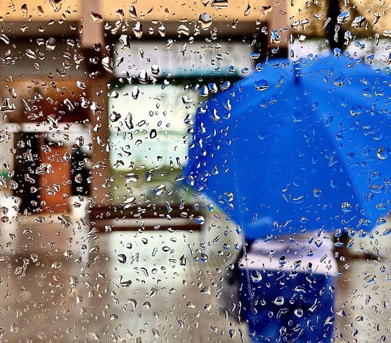 La AEMET activa alerta roja por DANA en España con tormentas, fuertes lluvias, granizo y clases suspendidas