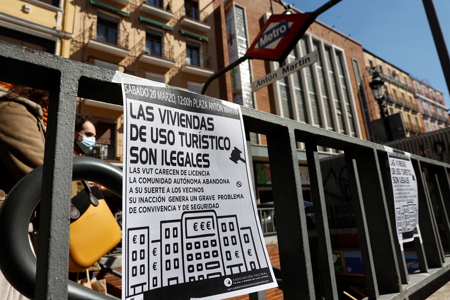 Protesta de asociaciones de vecinos del distrito Centro de Madrid que ha tenido lugar este sábado contra los pisos turísticos y las fiestas ilegales.