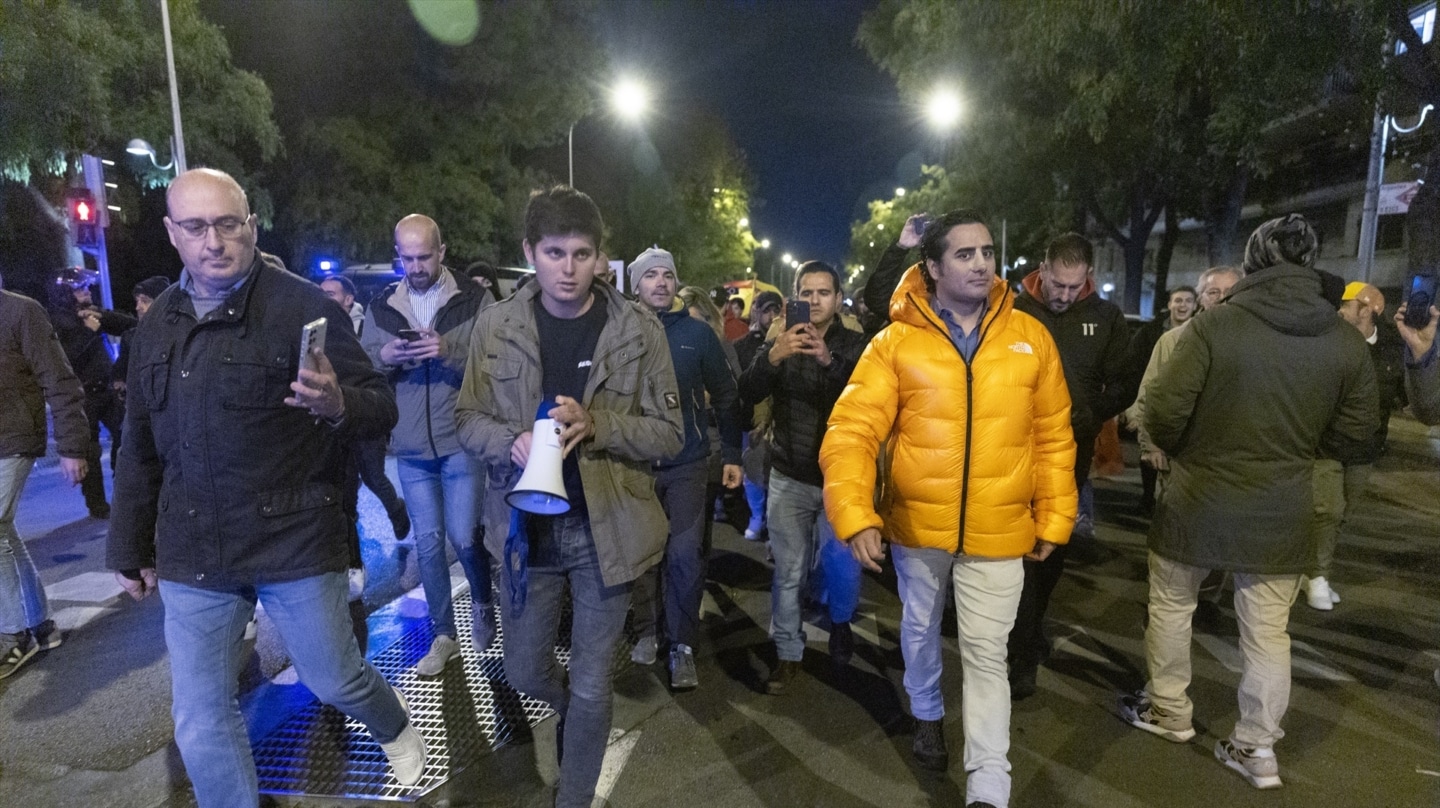 Alvise Pérez, de naranja, encabeza una protesta paralela desde el Parque del Oeste de Madrid a la sede de Ferraz, el 7 de noviembre de 2023