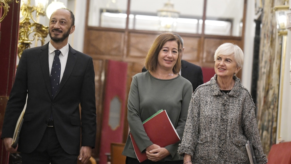 (I-D) El vicepresidente primero del Congreso, Alfonso Rodríguez Gómez de Celis; la presidenta del Congreso, Francina Armengol y la secretaria segunda del Congreso, Isaura Leal, a su llegada a la Mesa del Congreso