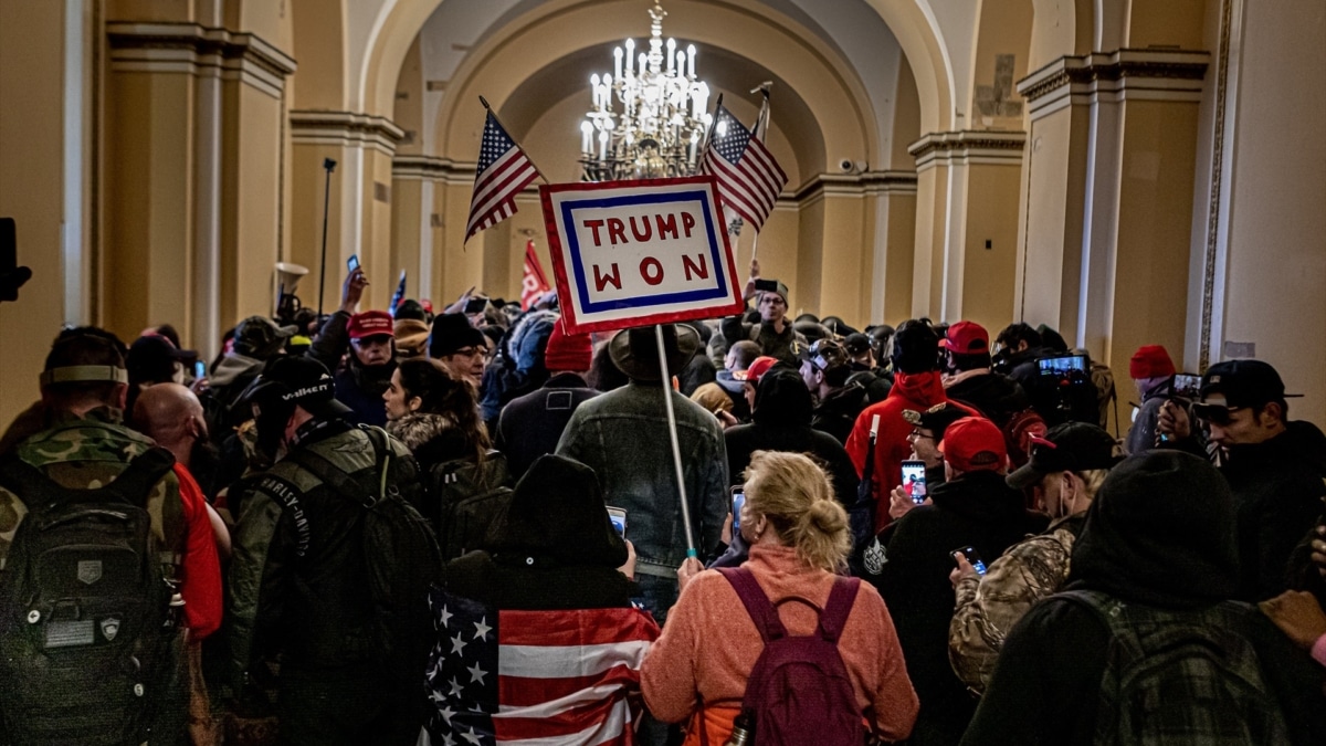 Simpatizantes de Donald Trump asaltando el Capitolio de EEUU en Washington DC.